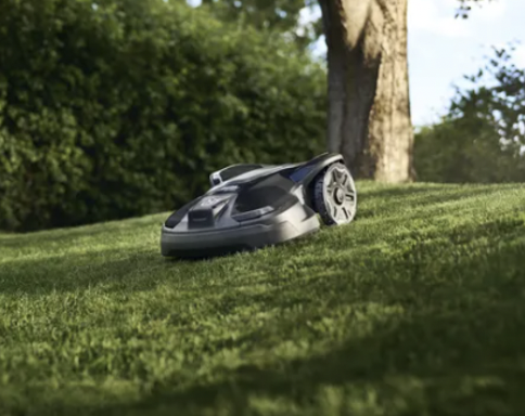 Robot de tonte Husqvarna Automower en action dans un jardin — Sermot Motoculture Angers