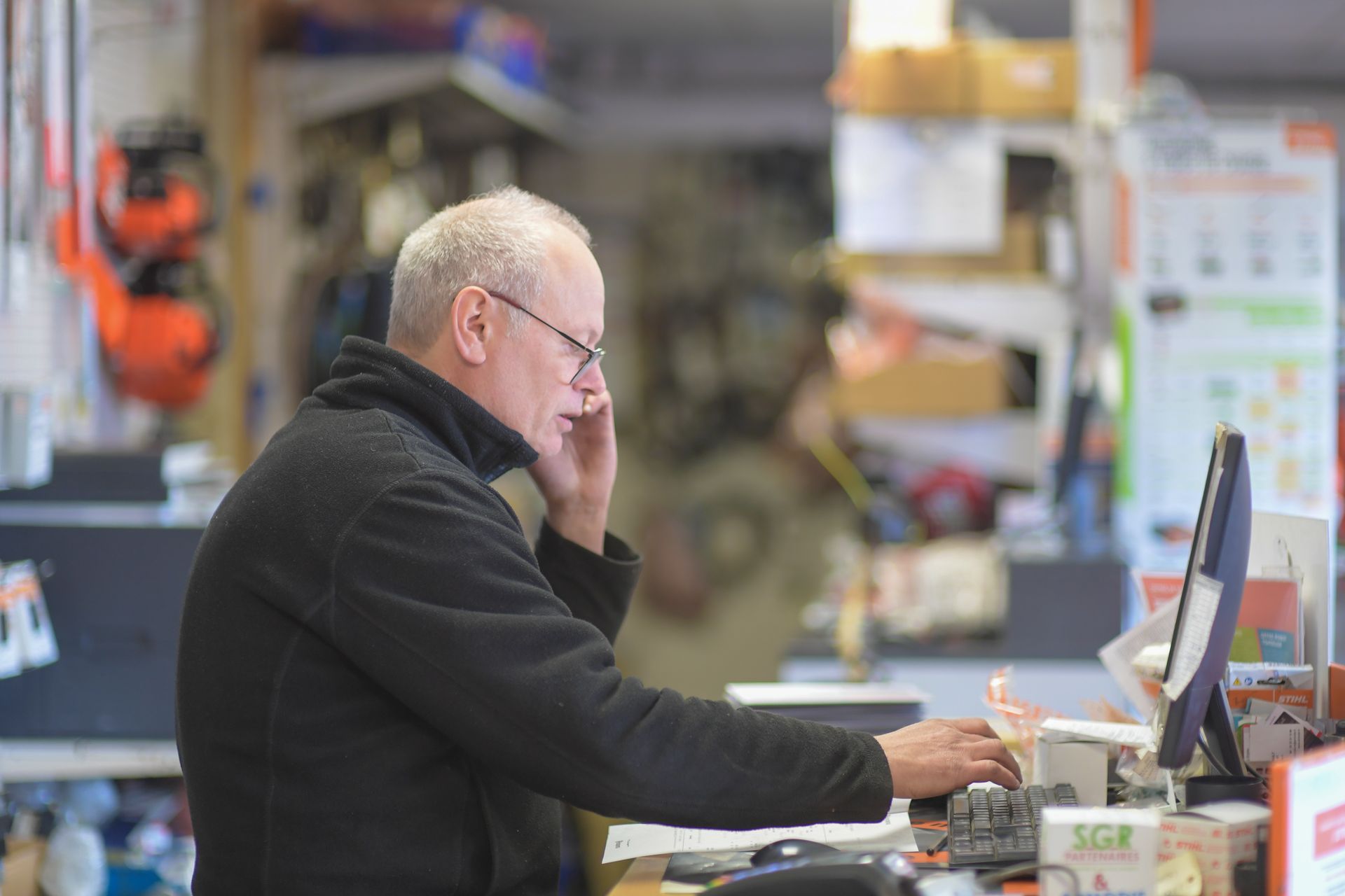 Le dirigeant de Sermot Motoculture à son comptoir en magasin à Angers