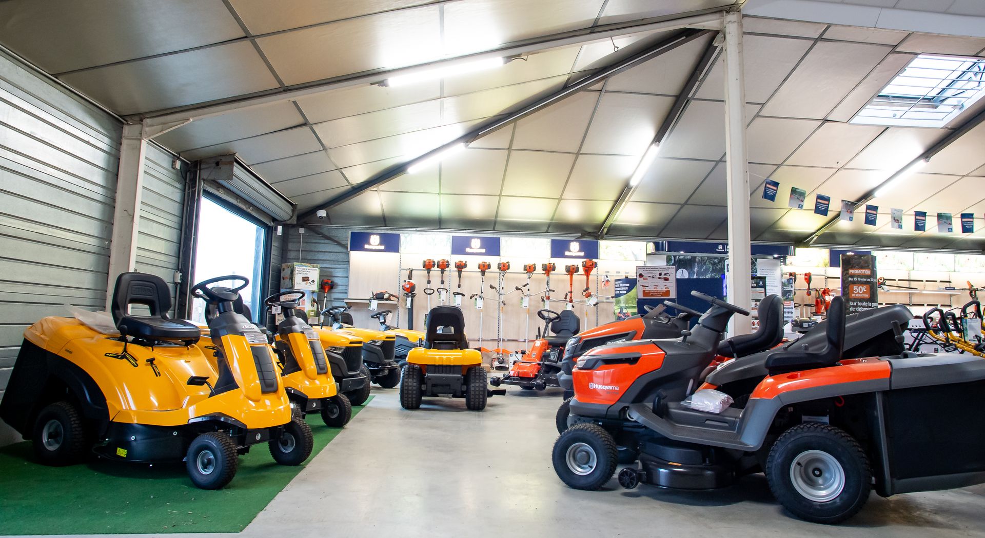 Matériel de motoculture exposé chez Sermot Angers